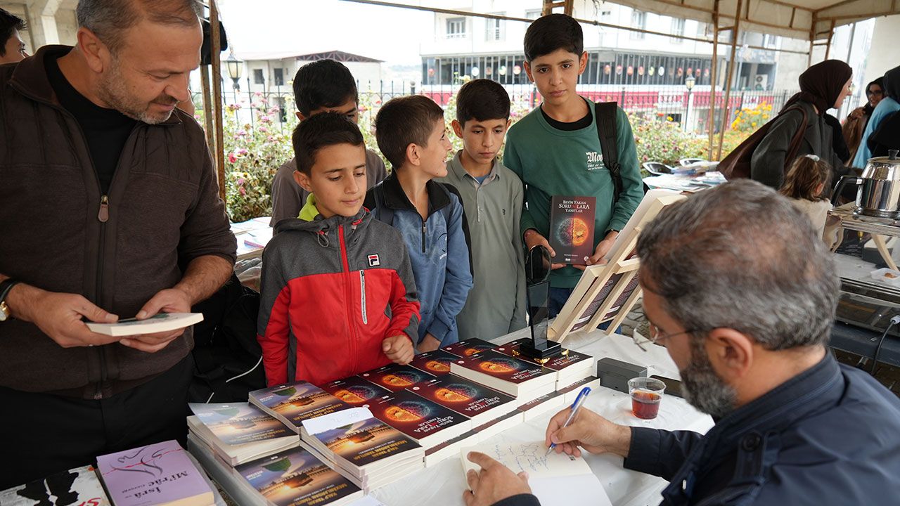 Hakkari Derecikte Kitap Fuarı Düzenlendi 1
