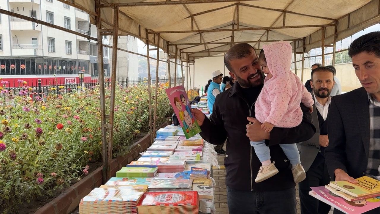 Hakkari Derecikte Kitap Fuarı Düzenlendi 2
