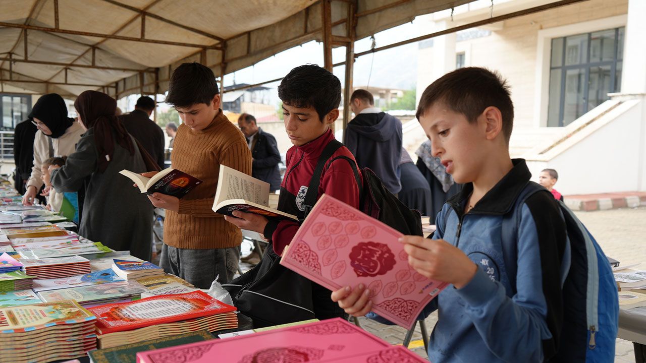 Hakkari Derecikte Kitap Fuarı Düzenlendi 3