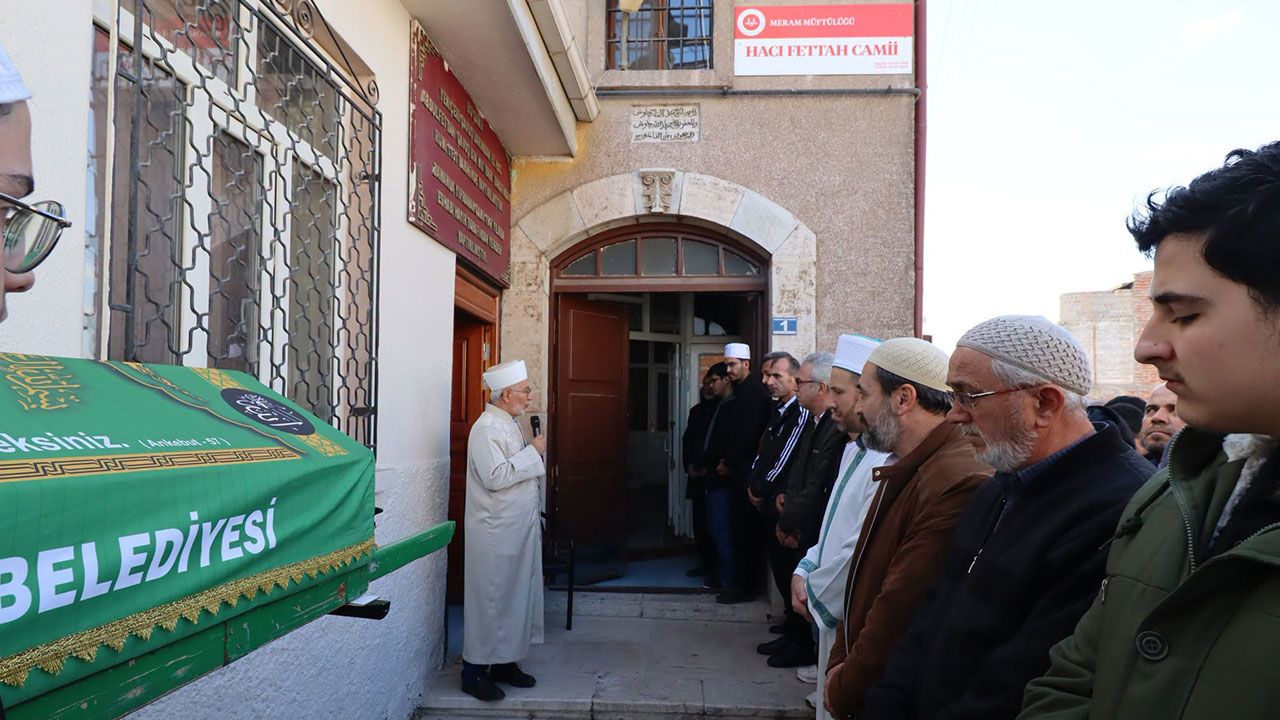 Müezzin Kayyım Faruk İç dualarla defnedildi