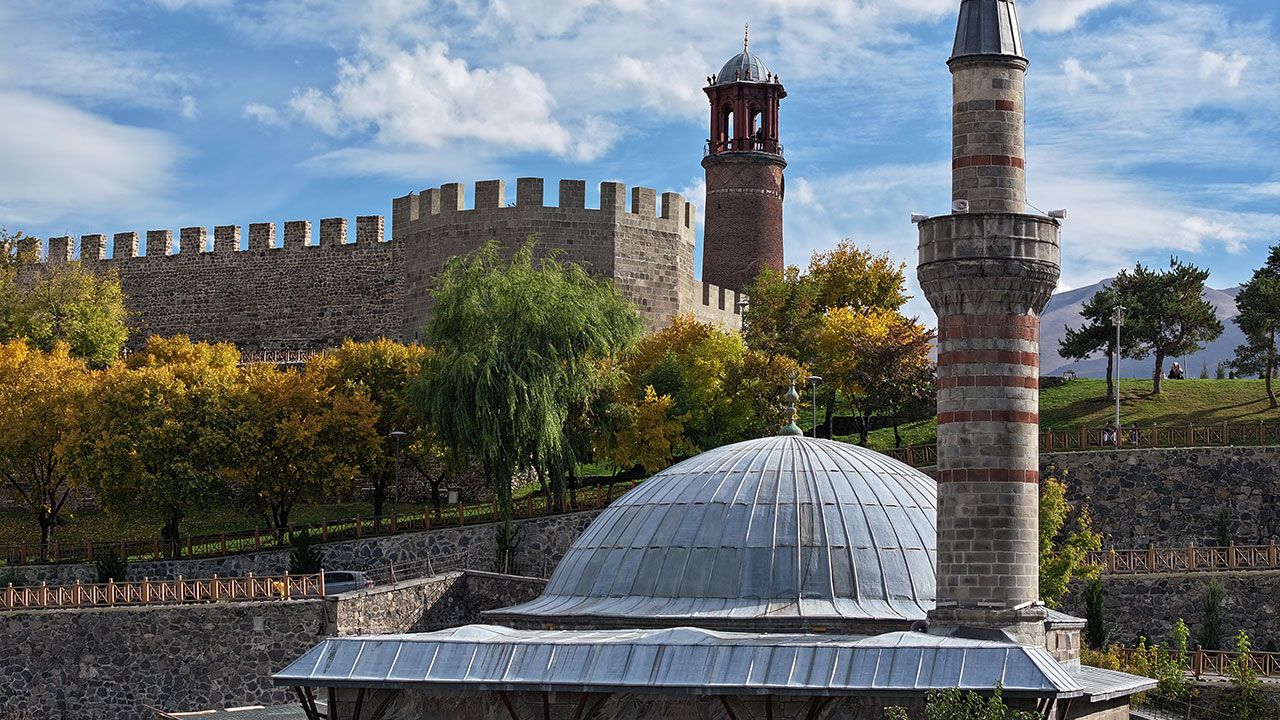 Erzurum'un 325 yıllık manevi mirası Kurşunlu Cami ve Medresesi yenileniyor